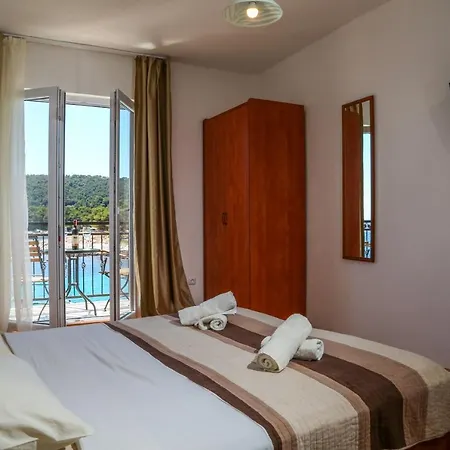 Duje Milna Milna (Hvar)